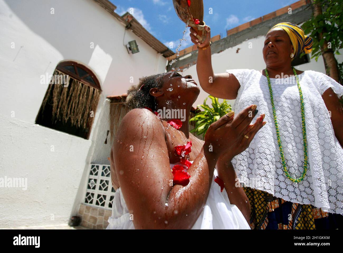 salvador, bahia / brasile - 12 febbraio 2015: Madre di santi da Candomble fa un bagno sacro in un membro della religione in un terreiro candomble in t Foto Stock