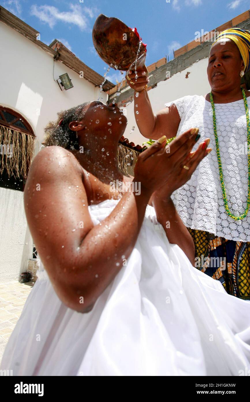 salvador, bahia / brasile - 12 febbraio 2015: Madre di santi da Candomble fa un bagno sacro in un membro della religione in un terreiro candomble in t Foto Stock