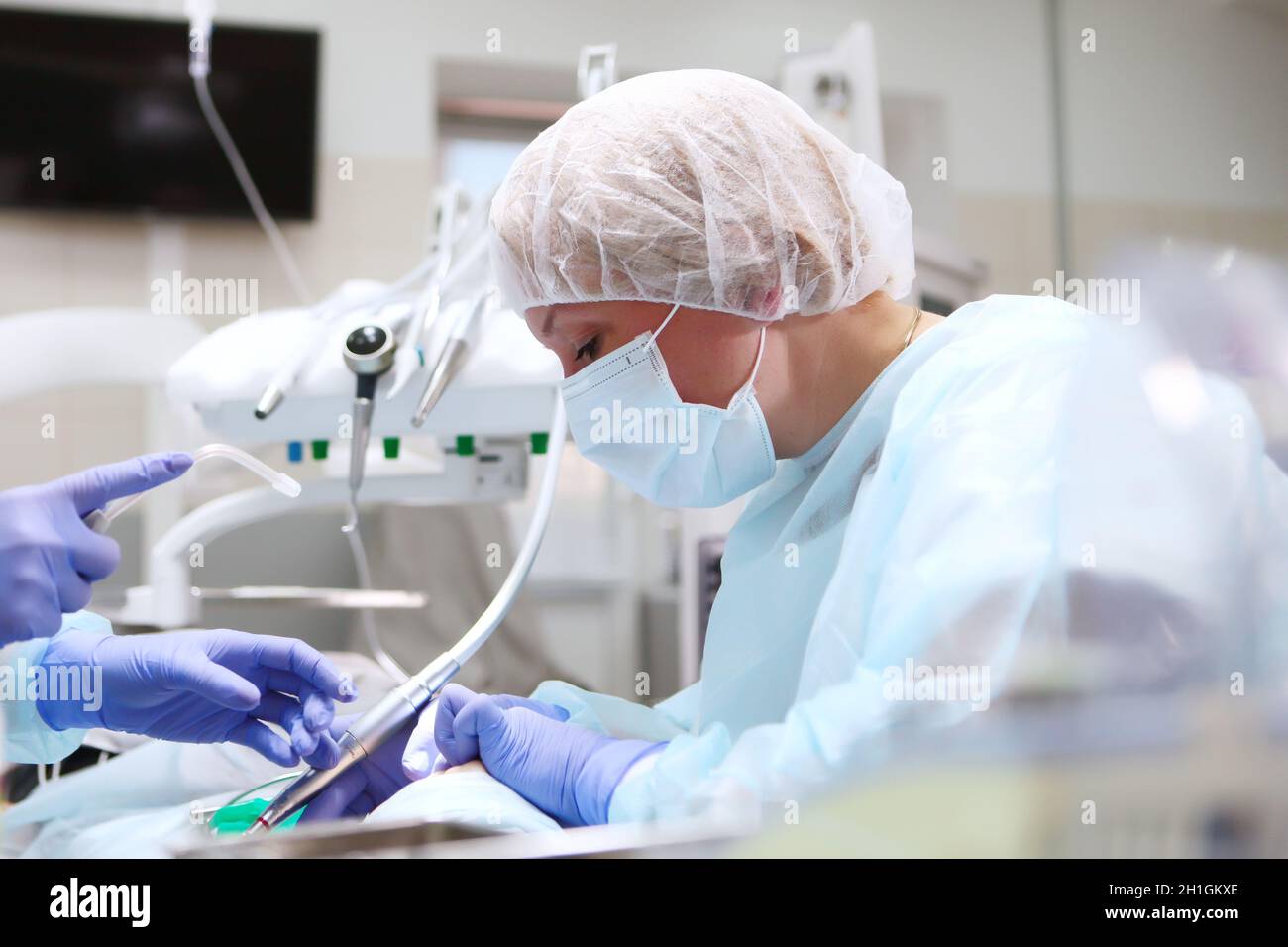 Ritratto di un dentista pediatrico durante un intervento chirurgico sotto anestesia generale. Rimozione di carie profonde. Spazio di copia. Foto Stock