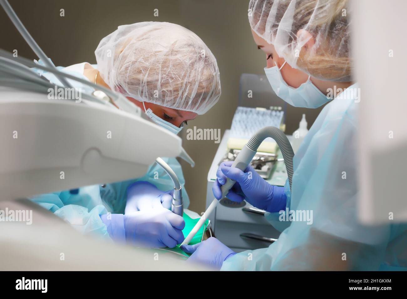 Dentista e assistente durante il lavoro. Rimozione delle carie in anestesia generale in un bambino. Spazio di copia. Foto Stock