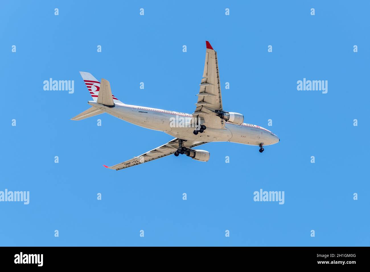 Lisbona, Portogallo - 19 Maggio 2017: Airbus A330 Turkish Airlines aerei di atterraggio nell'aeroporto di Portela di Lisbona, in Portogallo. Lisbona aeroporto Portela è t Foto Stock