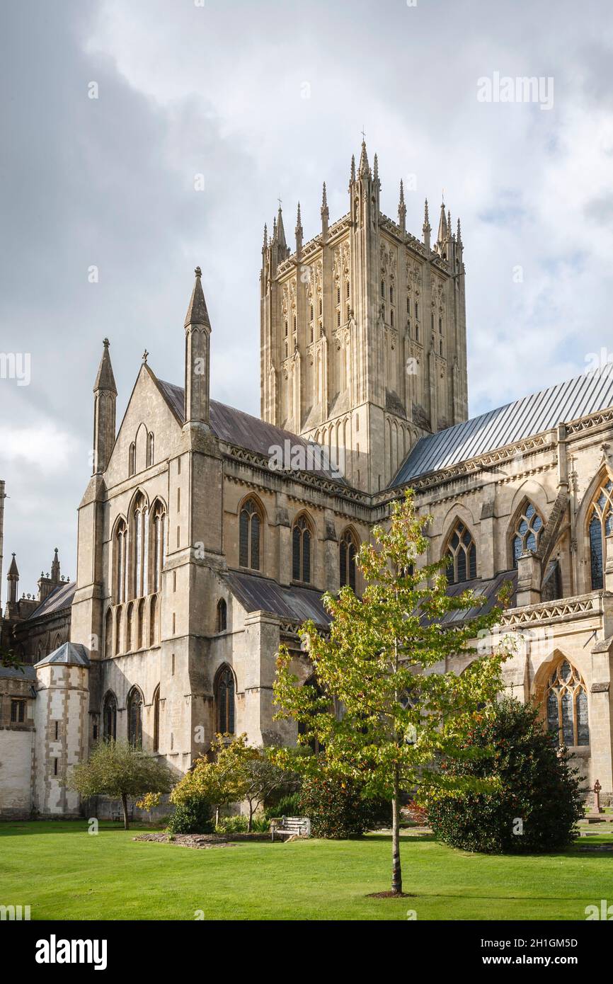 WELLS, Regno Unito - 07 ottobre 2011. Torre e transetto Sud della Cattedrale di Wells. Wells, Somerset, UK Foto Stock