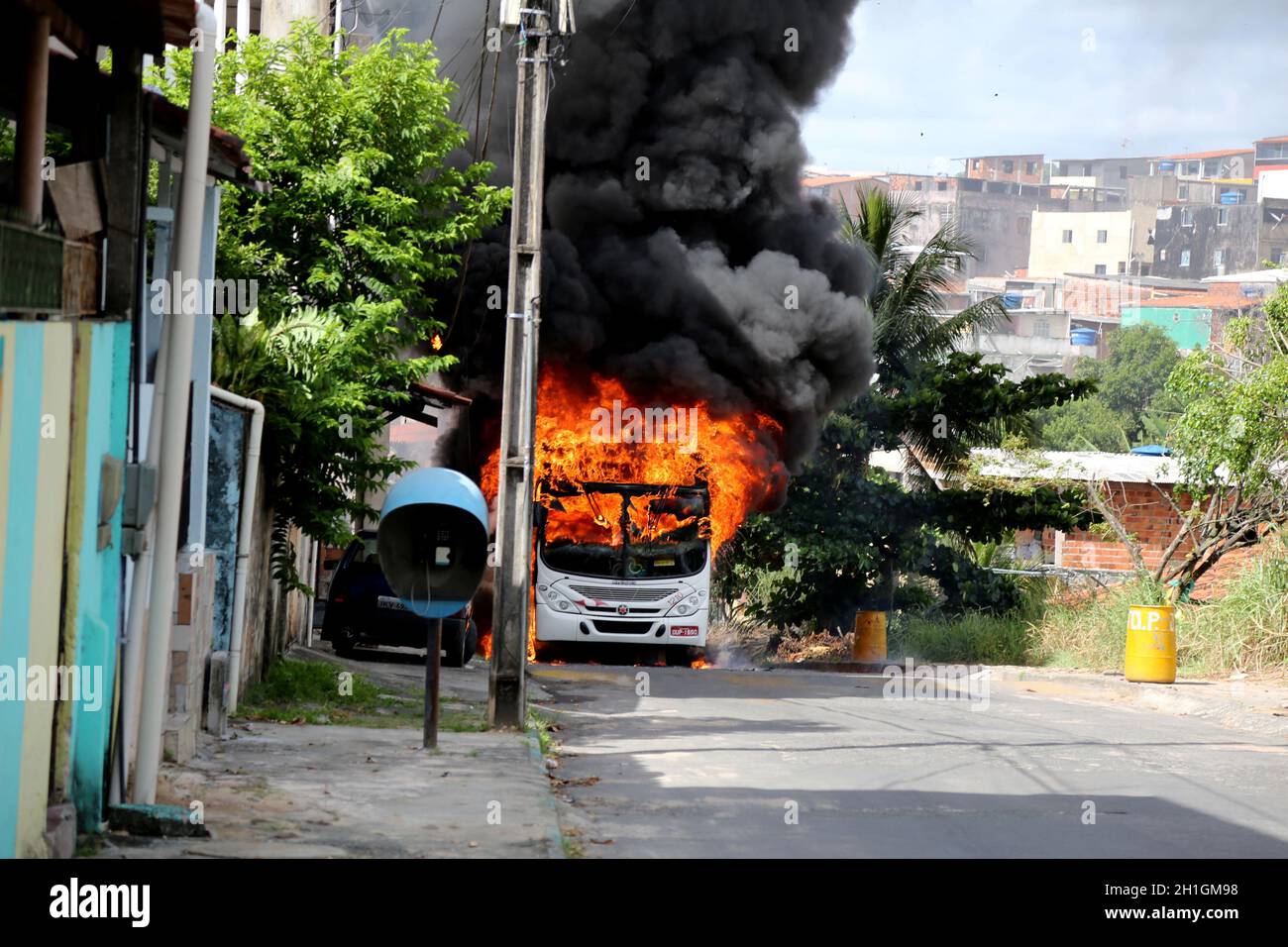 salvador, bahia / brasile - 23 gennaio 2015: Autobus di trasporto pubblico nella città di Salvador messo sul fuoco dai commercianti di droga nel quartiere di Mata Escura. Foto Stock