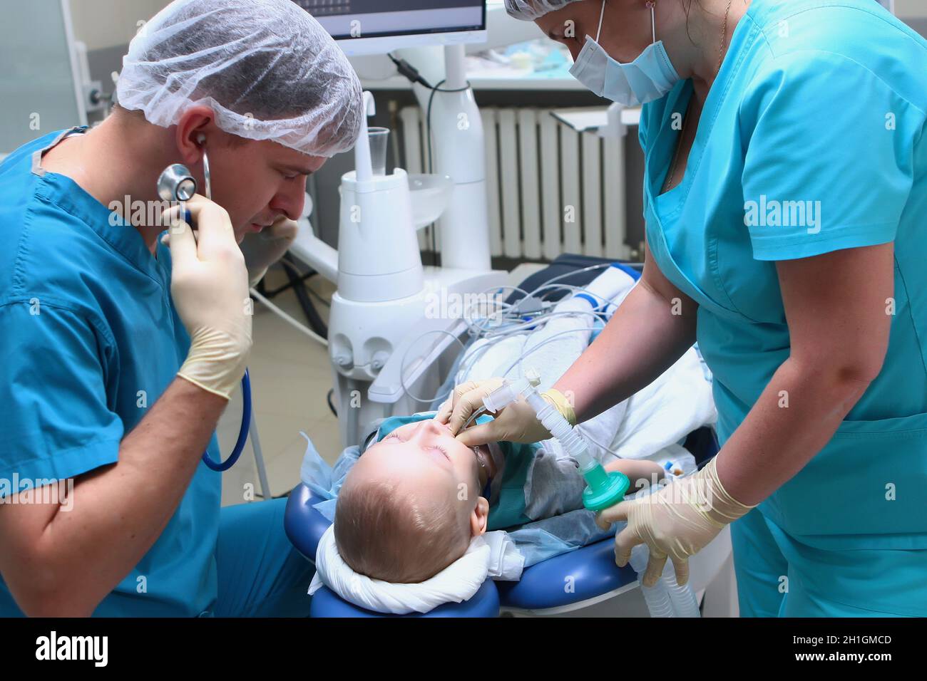 Un anestesista inserisce un tubo respiratorio nella trachea di un bambino.  Funzionamento in anestesia generale. Il dispositivo di ventilazione  artificiale Foto stock - Alamy