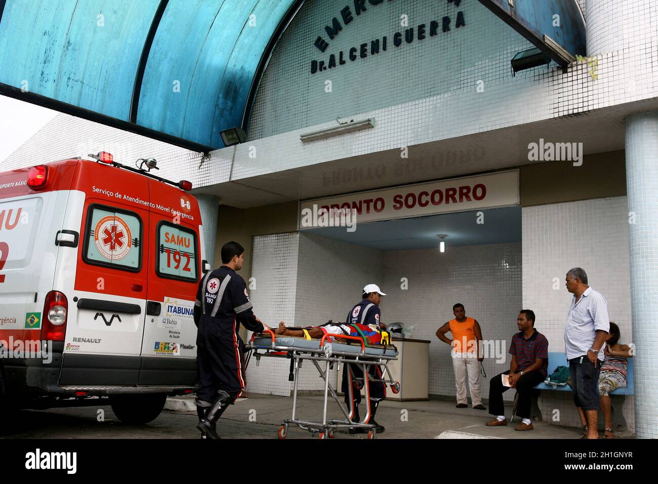 itabuna, bahia / brasile - 24 agosto 2011: membro del servizio di assistenza di emergenza mobile - Samu 192 - trasportare un paziente all'ospedale di base nel ci Foto Stock