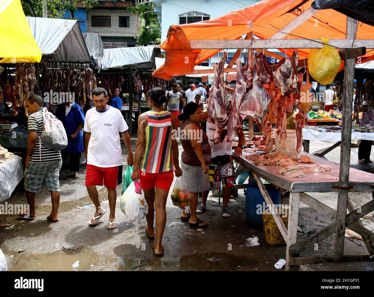 itabuna, bahia / brasile - 26 novembre 2011: Bolvina e carne di maiale si vedono appesi in bancarelle, senza refrigerazione alla fiera di Sao Caetano in Th Foto Stock