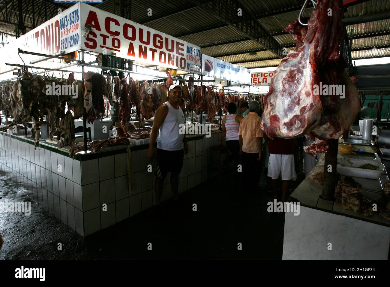 itabuna, bahia / brasile - 26 novembre 2011: Bolvina e carne di maiale si vedono appesi in bancarelle, senza refrigerazione alla fiera di Sao Caetano in Th Foto Stock