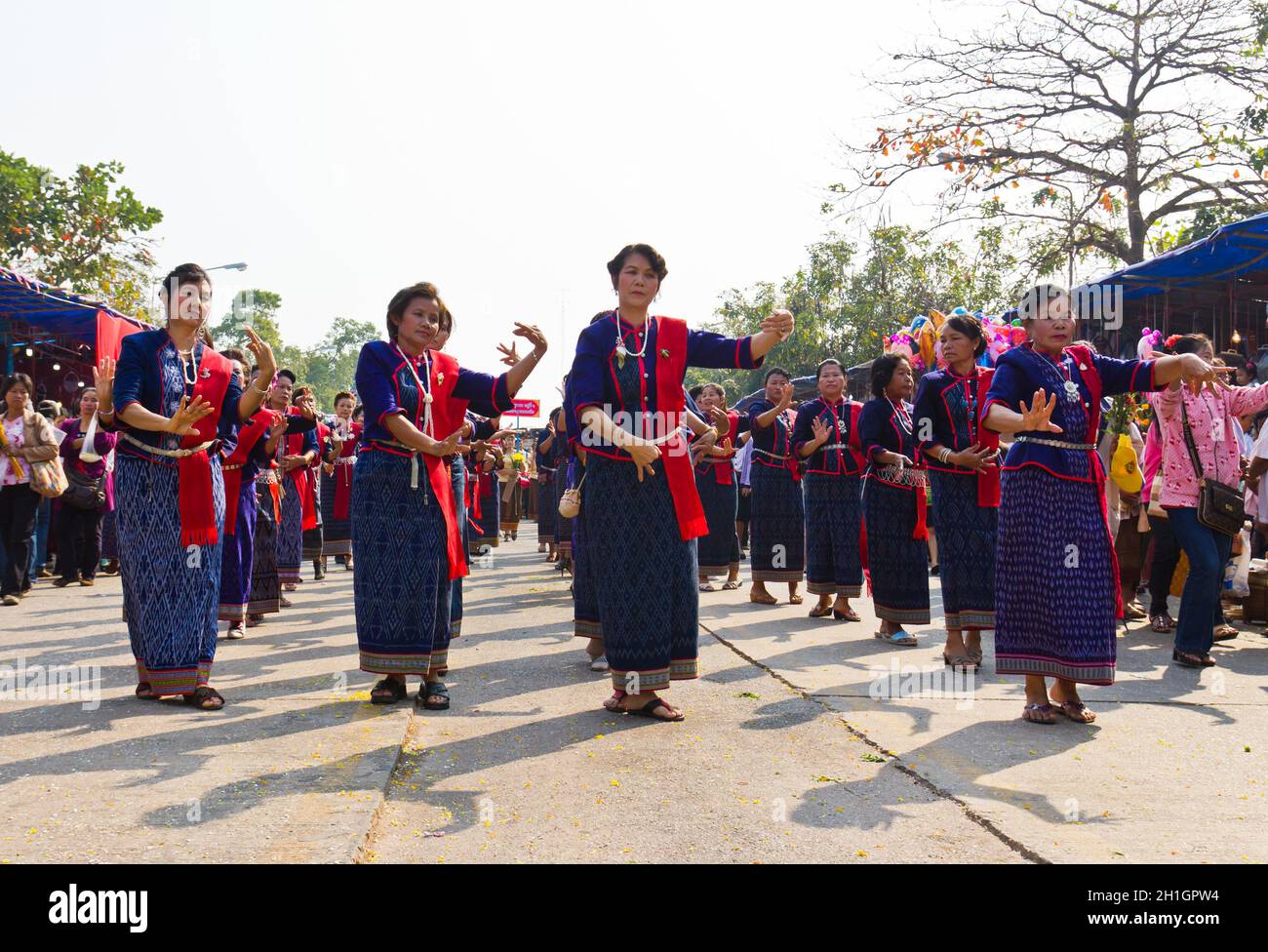 Danza tradizionale tailandese dal Wat phra thatphanom festival dell'anno, Nakhon Phanom Thailandia, febbraio 11,2011 Foto Stock