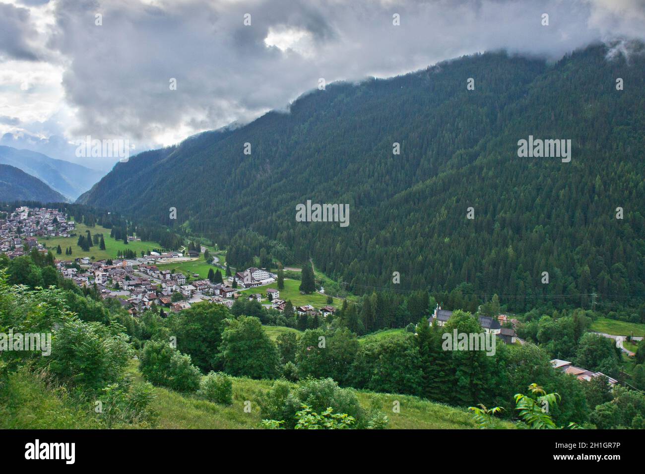 Paesaggio naturale, piccola città intorno alle Dolomiti Alpi, Italia, Europa Foto Stock