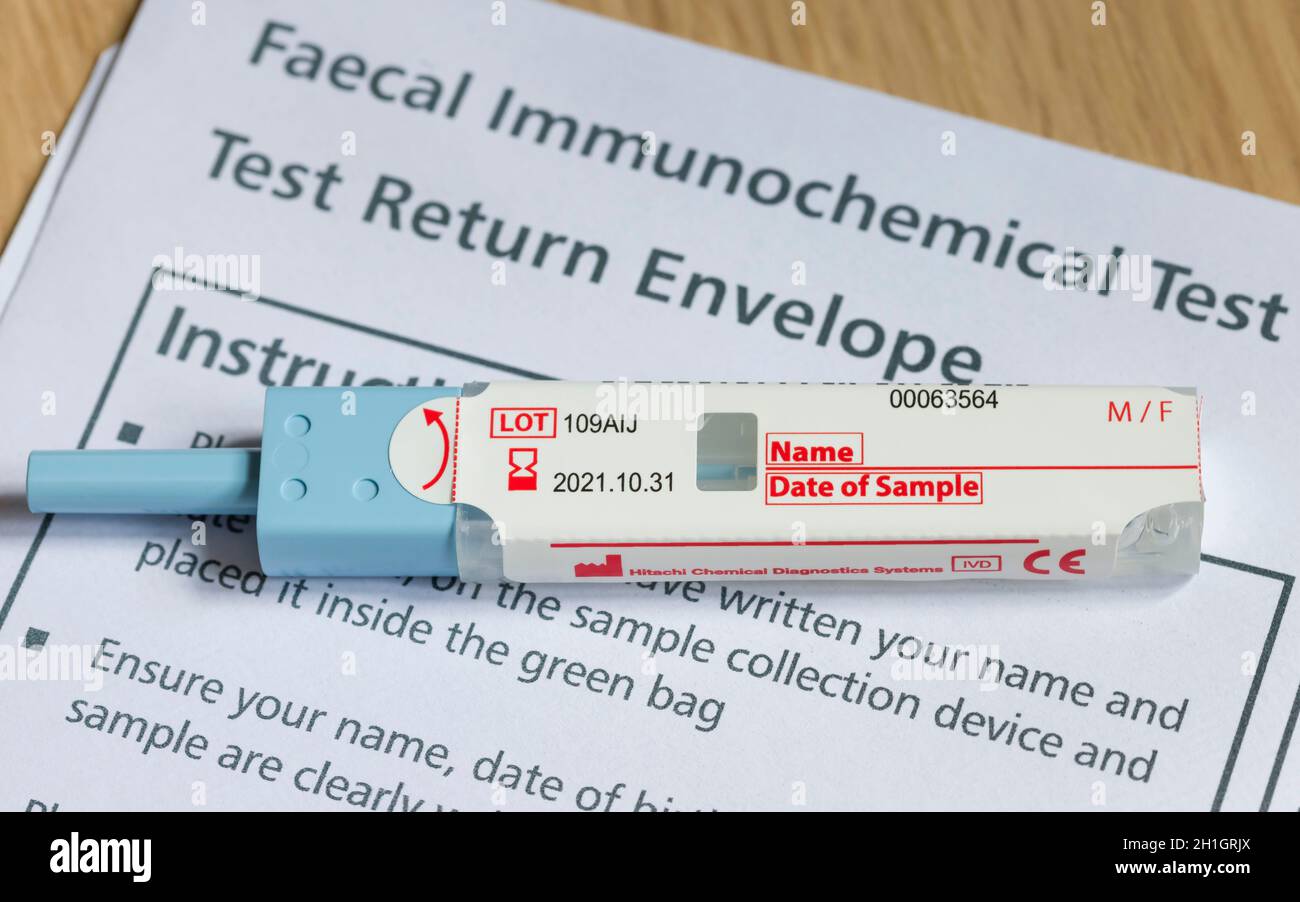 Regno Unito - 21 aprile 2021. Closeup del TEST FIT (test immunochimico fecale), un esame del sangue occulto fecale per lo screening del cancro dell'intestino Foto Stock