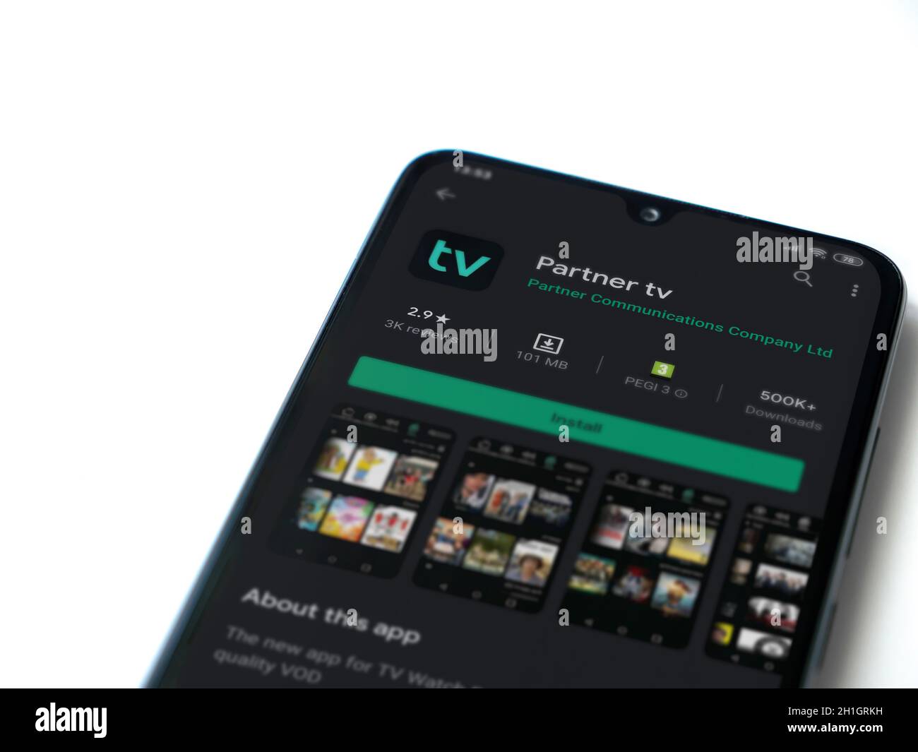 LOD, Israele - 8 luglio 2020: App partner tv play store page sul display di uno smartphone nero isolato su sfondo bianco. Vista dall'alto in piano Foto Stock