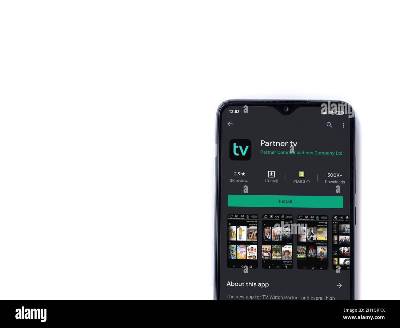 LOD, Israele - 8 luglio 2020: App partner tv play store page sul display di uno smartphone nero isolato su sfondo bianco. Vista dall'alto in piano Foto Stock
