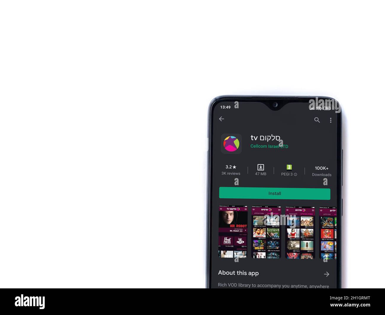 LOD, Israele - 8 luglio 2020: L'app Cellcom TV riproduce la pagina del negozio sul display di uno smartphone nero isolato su sfondo bianco. Vista dall'alto in piano Foto Stock