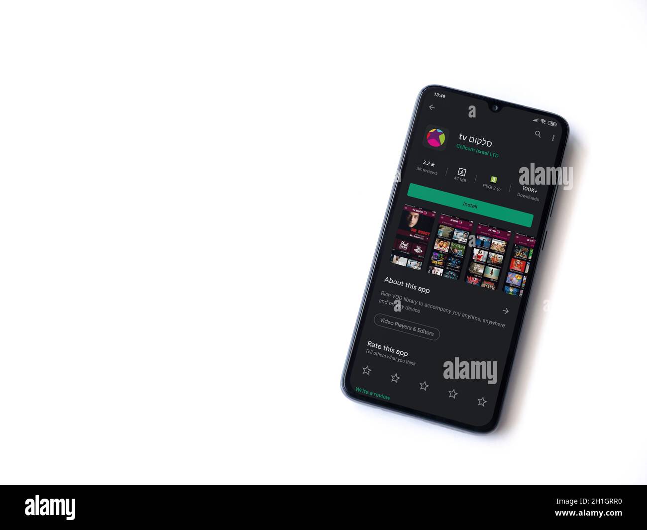 LOD, Israele - 8 luglio 2020: L'app Cellcom TV riproduce la pagina del negozio sul display di uno smartphone nero isolato su sfondo bianco. Vista dall'alto in piano Foto Stock