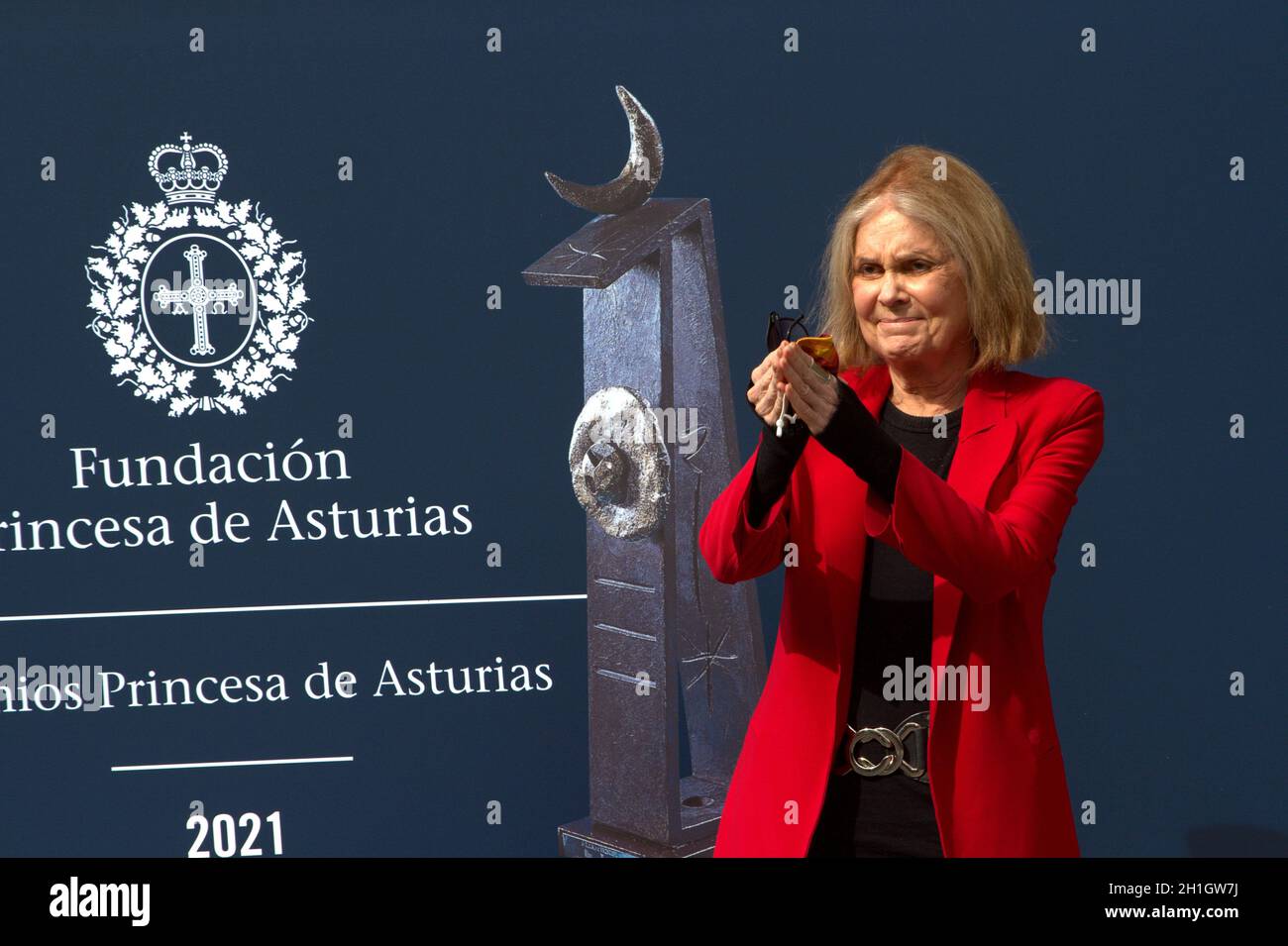 Spagna. 18 Ott 2021. Gloria Steinmen durante i premi della Principessa delle Asturie. I primi vincitori del Princess of Asturias Awards arrivano ad Oviedo all'hotel Reconquista. Princess of Asturias Award for Communication and Humanities 2021, Teresa Perales, Princess of Asturias Award for sports and Drew Weissman, premiata con la Principessa delle Asturie per la Ricerca scientifica e tecnica. (Foto di Mercedes Menendez/Pacific Press) Credit: Pacific Press Media Production Corp./Alamy Live News Foto Stock