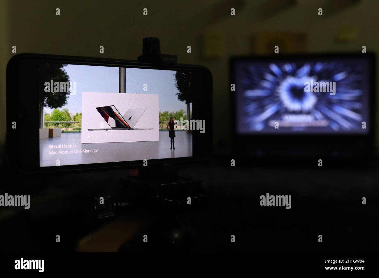 Chennai, Tamil Nadu, India. 18 Ott 2021. Apple presenta il nuovo MacBook Pro e gli AirPods di terza generazione in occasione di un evento virtuale. Apple "Unleashed Event" viene trasmesso in streaming dal vivo sul sito Web ufficiale dell'azienda e sul canale YouTube dalla sede centrale di Cupertino. (Credit Image: © Sri Loganathan/ZUMA Press Wire) Foto Stock