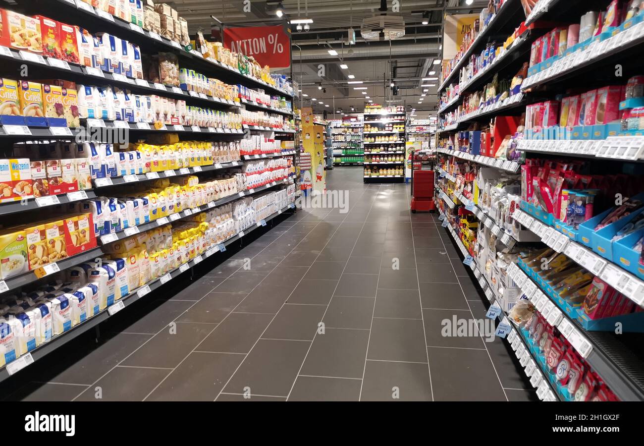 WETZLAR, GERMANIA - DEZEMBER 18 2019: Corridoio con prodotti alimentari, interno di un supermercato sconto REWE. Il gruppo REWE è un settore retail diversificato tedesco Foto Stock