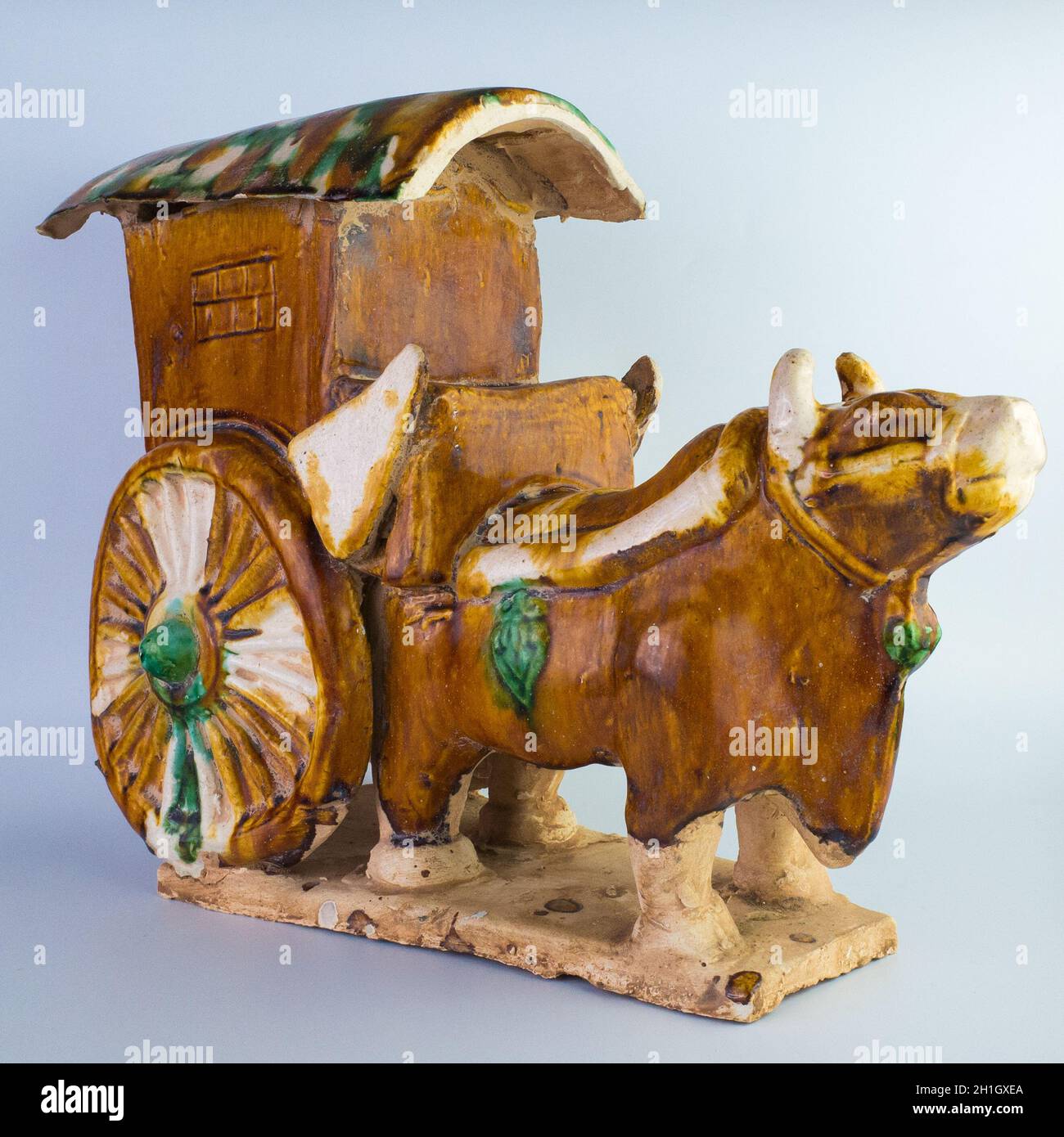 Cinese Sancai Glassed Ox Cart con uova e Spinach glassa Foto Stock