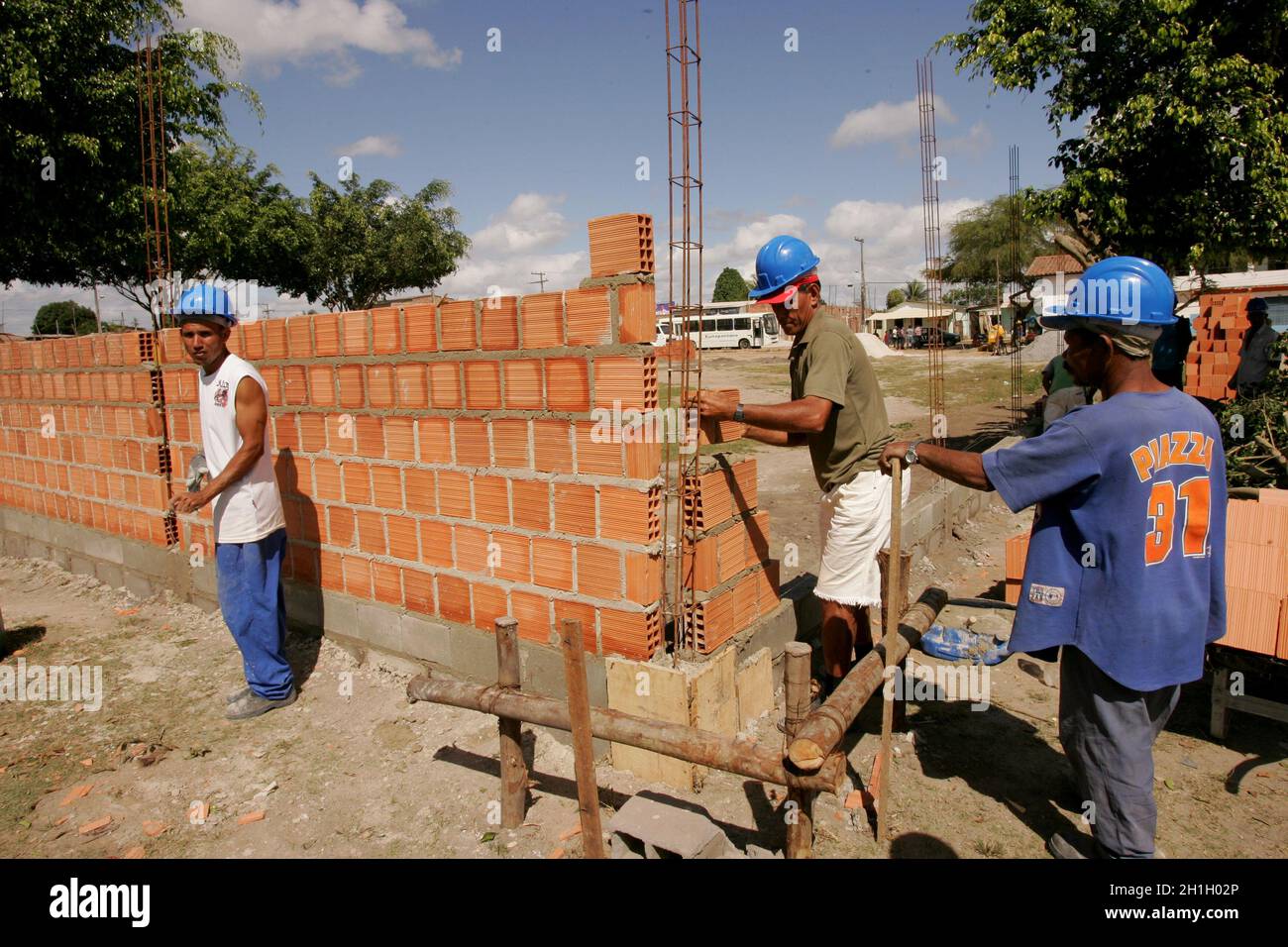 Eunapolis, bahia / brasile - 4 settembre 2010: I lavoratori edili sono visti lavorare per la costruzione di una scuola nel comune di Eunapolis, nel sud Foto Stock