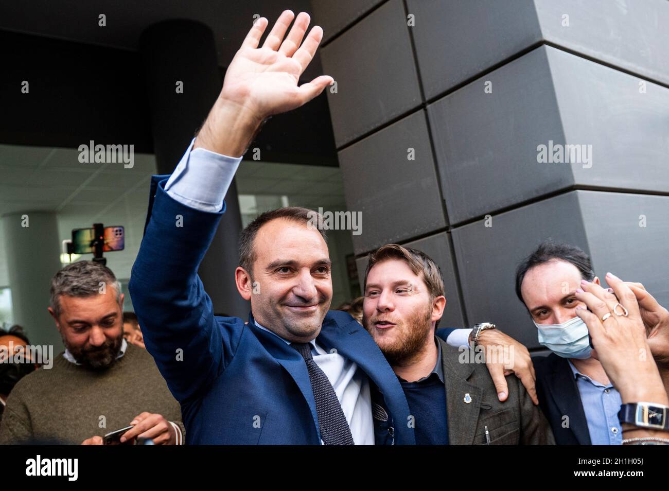 Torino, Italia. 18 ottobre 2021. Stefano lo Russo festeggia dopo la sua vittoria al run-off delle elezioni comunali di Torino sul candidato di coalizione di centro destra Paolo Damilano. Stefano lo Russo sarà il nuovo Sindaco di Torino, il Sindaco uscente Chiara Appendino del movimento cinque Stelle aveva rifiutato di correre per un secondo mandato. Credit: Nicolò campo/Alamy Live News Foto Stock