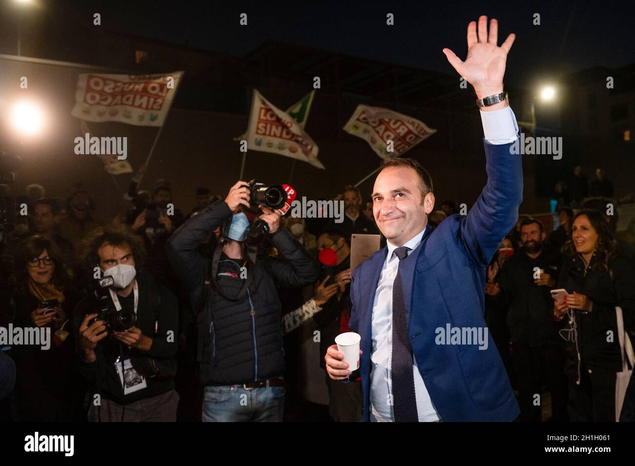 Torino, Italia. 18 ottobre 2021. Stefano lo Russo festeggia dopo la sua vittoria al run-off delle elezioni comunali di Torino sul candidato di coalizione di centro destra Paolo Damilano. Stefano lo Russo sarà il nuovo Sindaco di Torino, il Sindaco uscente Chiara Appendino del movimento cinque Stelle aveva rifiutato di correre per un secondo mandato. Credit: Nicolò campo/Alamy Live News Foto Stock