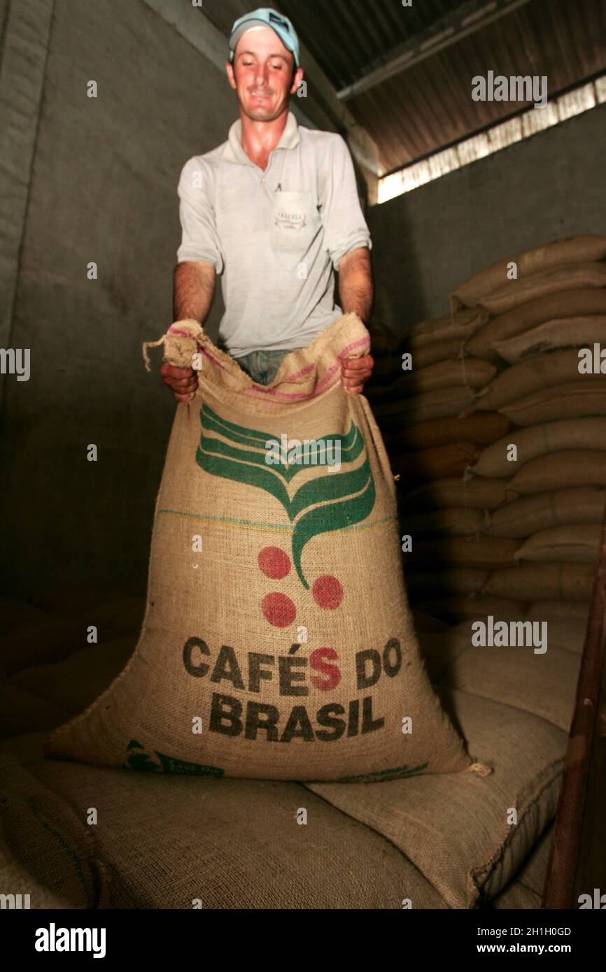 Itabela, bahia / brasile - 23 aprile 2010: La lavorazione dei chicchi di caffè per l'esportazione si vede nella città di Itabela. Foto Stock