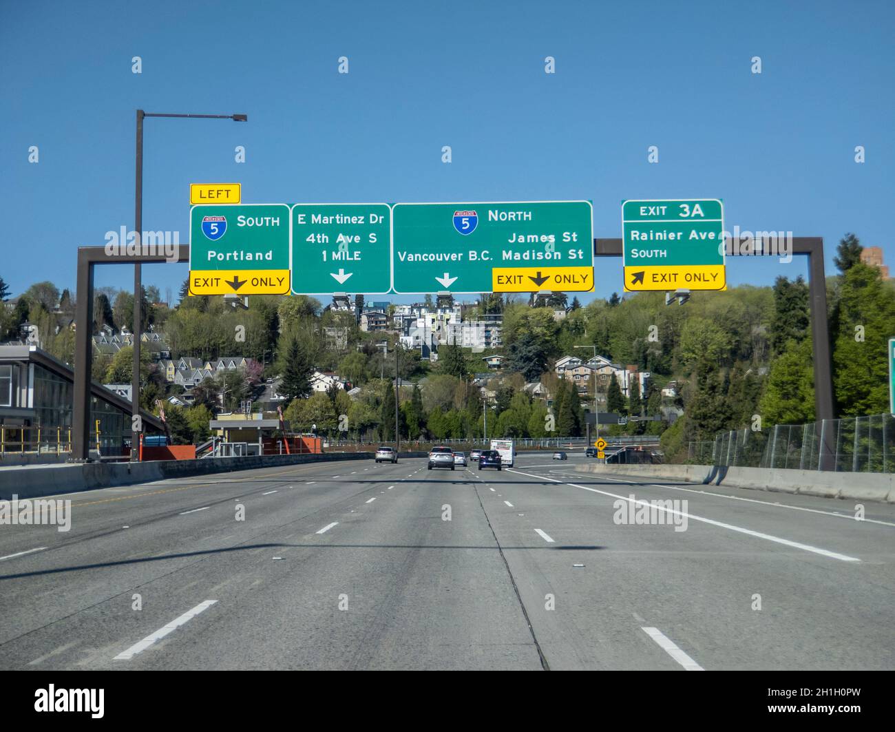 Seattle, WA USA - circa Aprile 2021: Vista dell'interstate i-5 a Seattle in una giornata di sole. Foto Stock