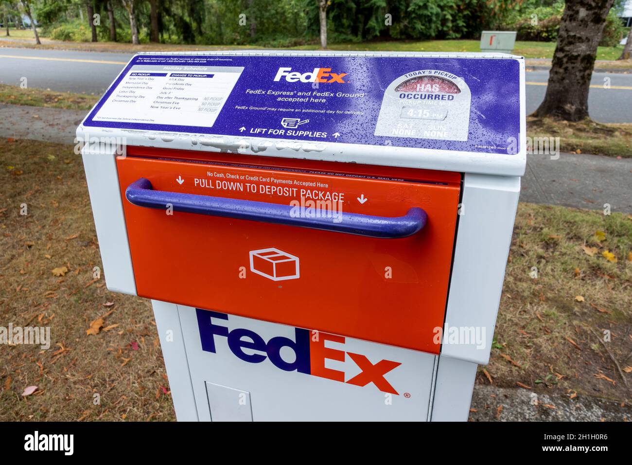 Kirkland, WA USA - circa Settembre 2021: Vista ad angolo di un pacchetto FedEx e di una stazione di deposito lettere nel centro di Kirkland Foto Stock