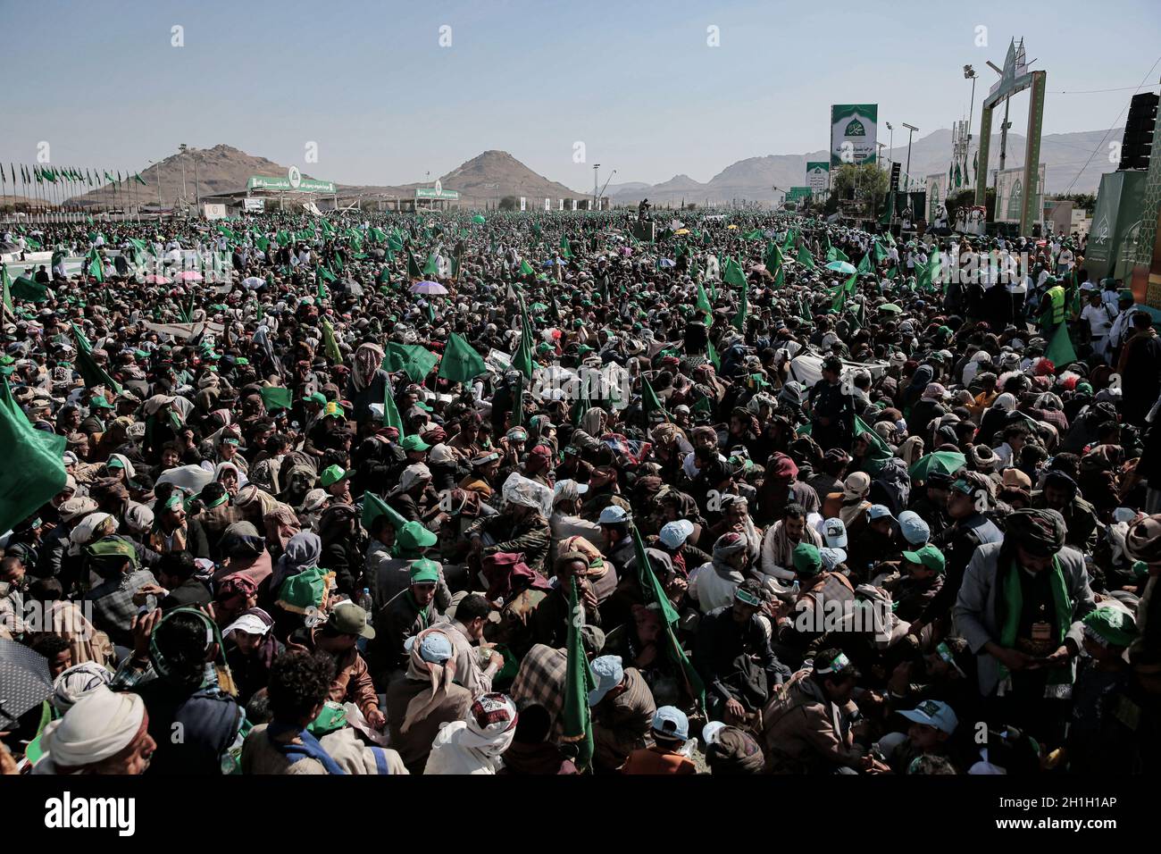 Sanaa, Yemen. 18 Ott 2021. I ribelli Houthi e i loro sostenitori partecipano a una celebrazione che segna l'anniversario della nascita del profeta dell'Islam Muhammad (Mawlid al-Nabi) a Sanaa. Credit: Hani al-ANSI/dpa/Alamy Live News Foto Stock