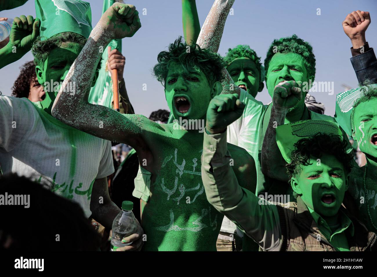 Sanaa, Yemen. 18 Ott 2021. I sostenitori ribelli di Houthi con i loro volti e corpi dipinti prendono parte a una celebrazione che segna l'anniversario della nascita del profeta dell'Islam Muhammad (Mawlid al-Nabi) a Sanaa. Credit: Hani al-ANSI/dpa/Alamy Live News Foto Stock