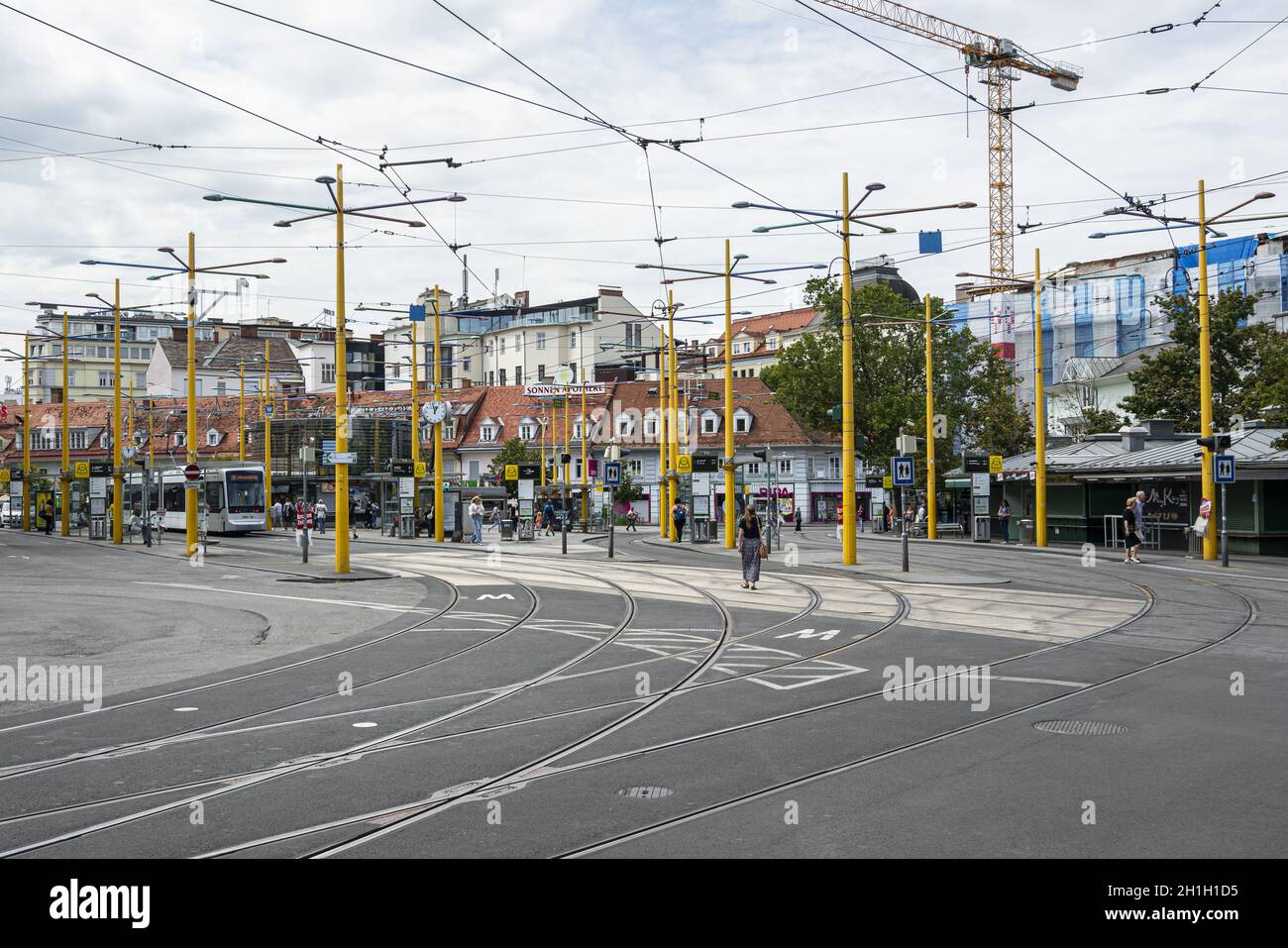 Graz, Austria. Agosto 2020. Il tram ferma a Jakominiplatz Foto Stock