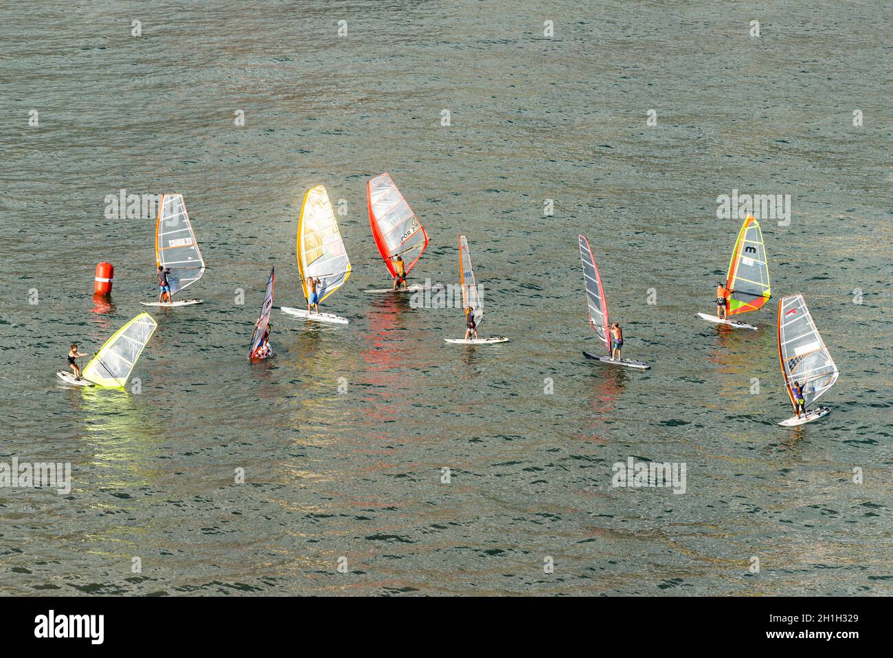 Funchal, Portogallo - 10 dicembre 2016: Windsurfers imparare a guidare una vela in una baia di Funchal, l'isola di Madeira, Portogallo. Foto Stock