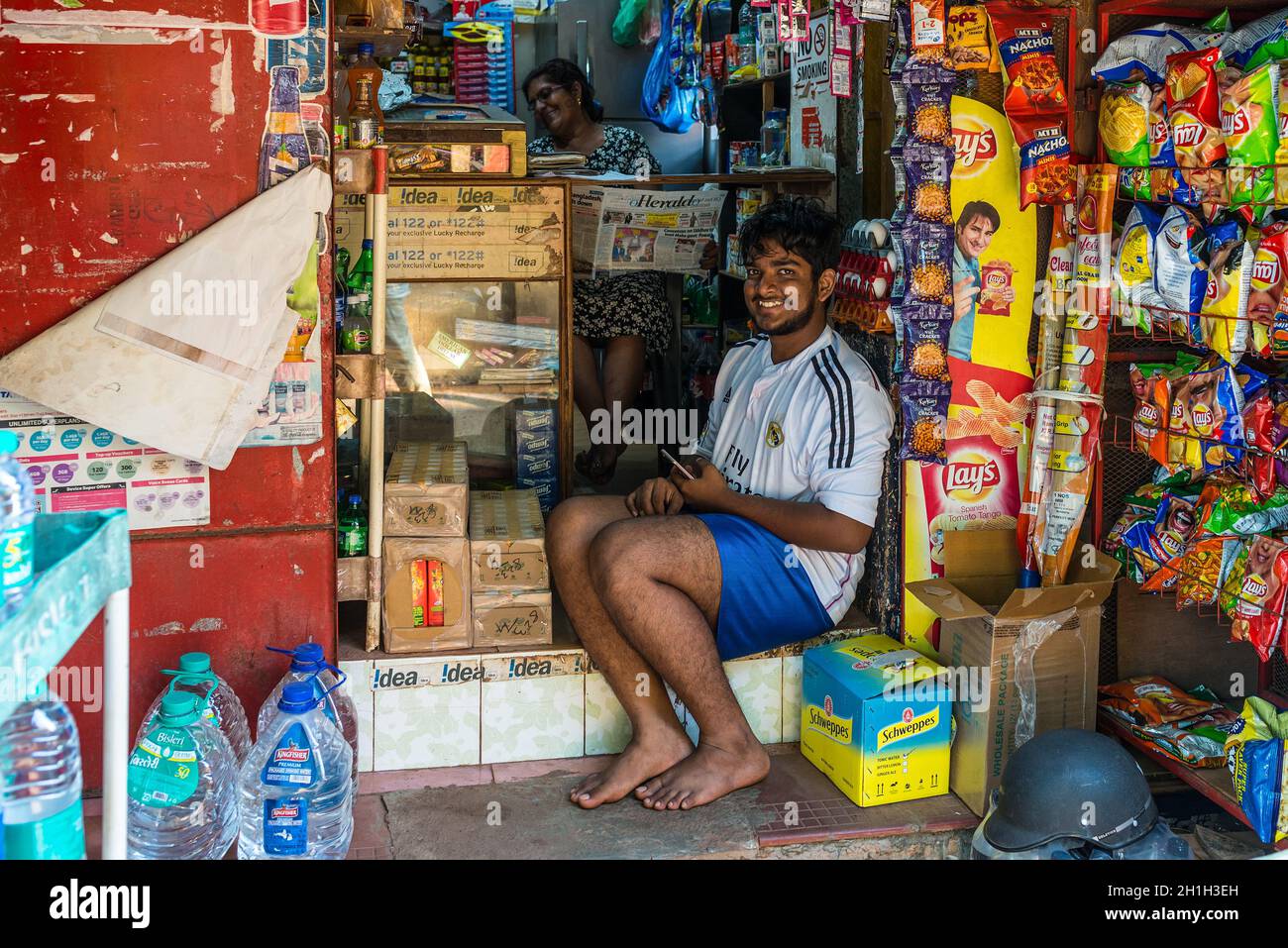 Candolim, North Goa, India - 23 novembre 2019: Beach Shacks e venditori che forniscono servizi e merci ai turisti sulla strada per la spiaggia di Candolim Foto Stock