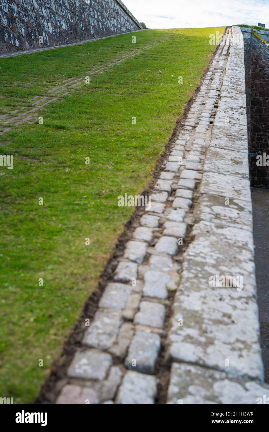 Erba strada, erba pista, tutte le condizioni meteorologiche pista, blocco in-Lays, drenaggio, accesso in salita, strada, tufo in alto, compattazione del suolo, set, bordo acciottolato, guida Foto Stock