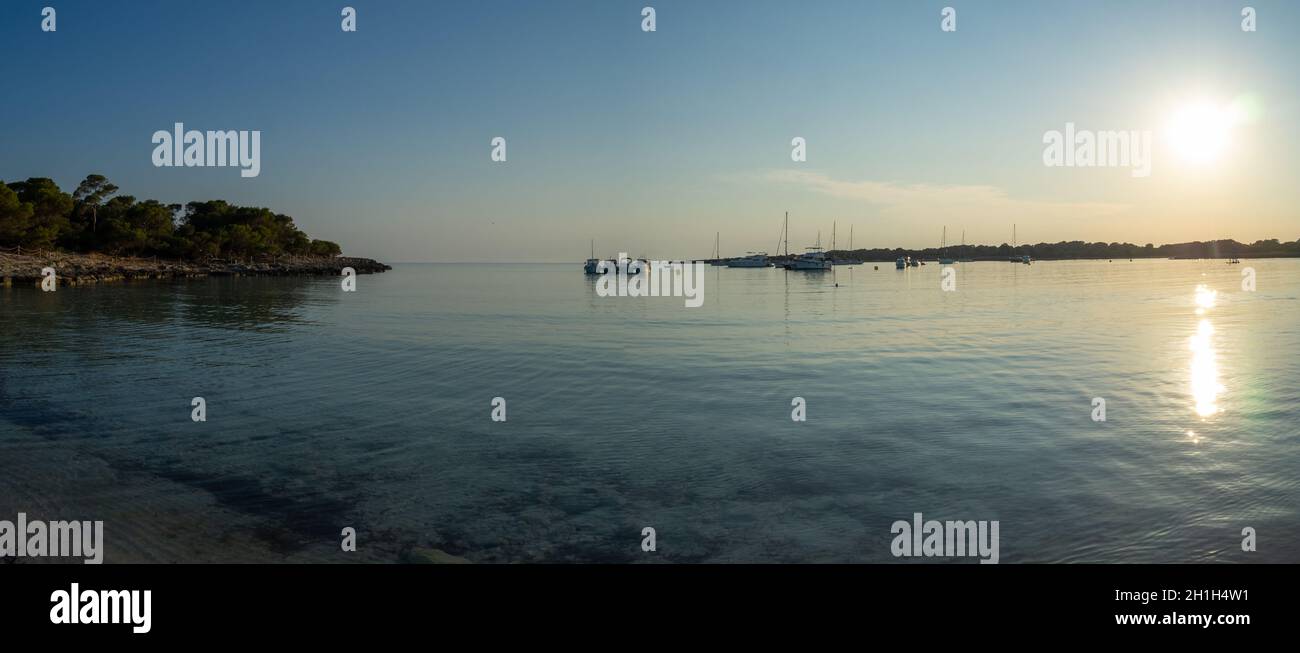 Panorama di Platja Son Saura al tramonto, Minorca Foto Stock