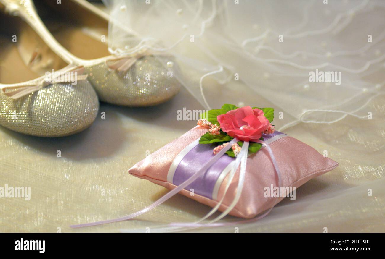 pizzo a velo bianco, diadema in argento brillante e scarpe da sposa rosa. accessori da sposa set per matrimonio Foto Stock