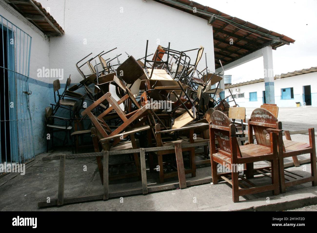 Eunapolis, bahia / brasile - 9 febbraio 2011: Mobili scolastici danneggiati è visto nel cortile della città di Eunapolis. Foto Stock