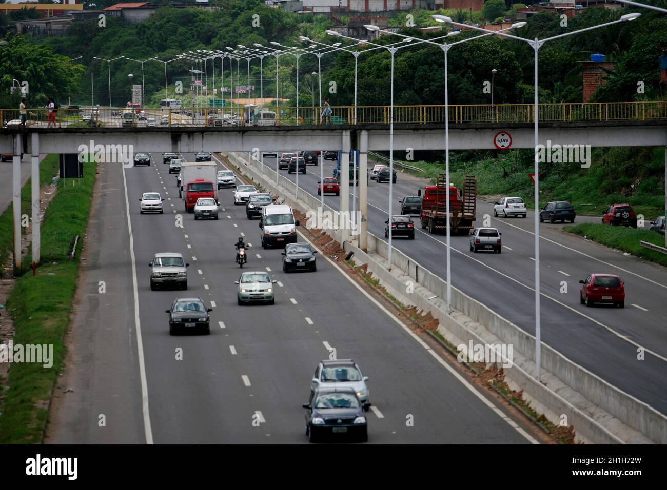 salvador, bahia / brasile - 24 dicembre 2014: Si vedono veicoli che viaggiano lungo la strada statale BR 324 nella città di Salvador. Foto Stock