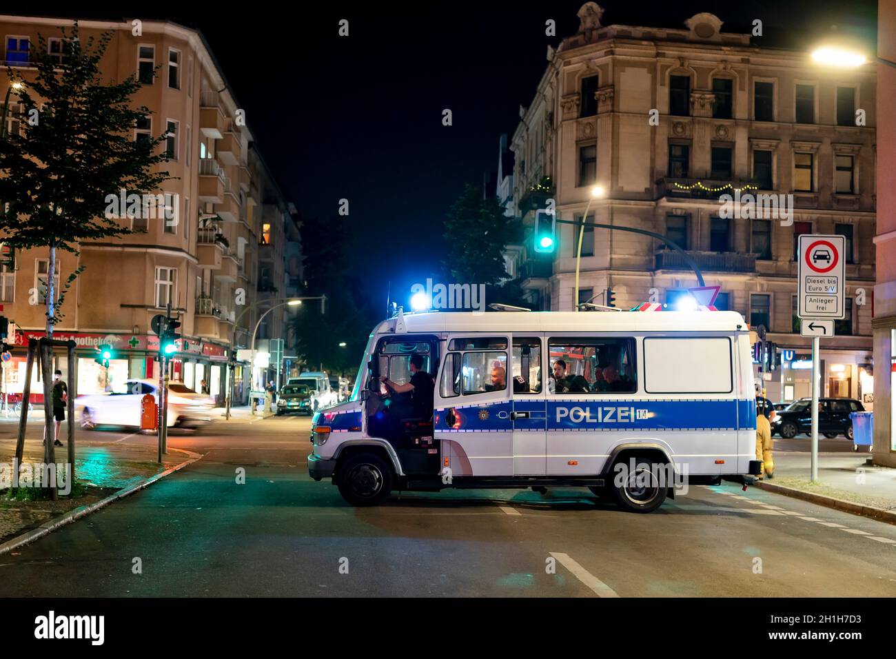 Un'auto di squadra della polizia chiude la Emserstraße per il reparto antincendio di Berlino che è stato chiamato con un gran numero di veicoli durante un'operazione in Foto Stock