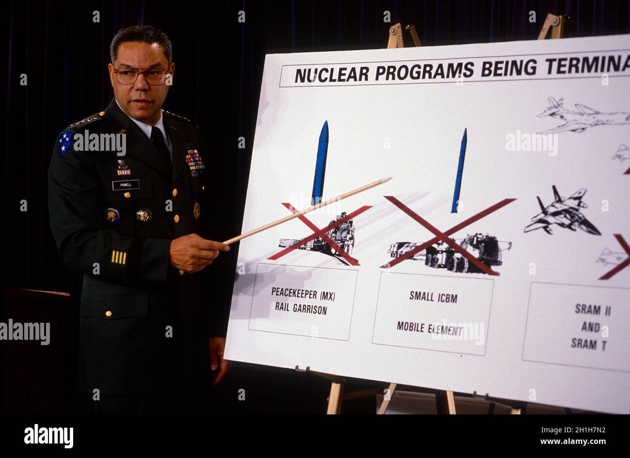 Arlington, Virginia, USA, 24 gennaio 1991 il Presidente dei Capi congiunti del personale generale Colin Powell (USA) tiene un briefing informativo nella sala stampa del Pentagono su Operation Desert Shield . Credito: Mark Reinstein/MediaPunch Foto Stock