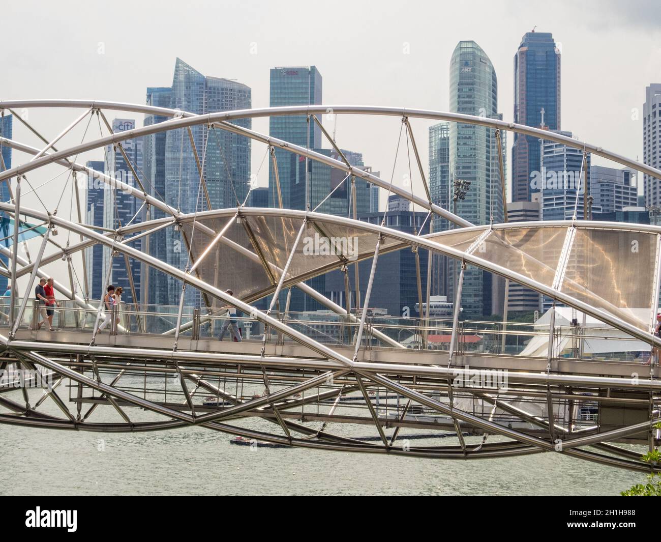 Helix Bridge è un ponte pedonale che collega il Marina Center con Marina South nell'area di Marina Bay - Singapore Foto Stock