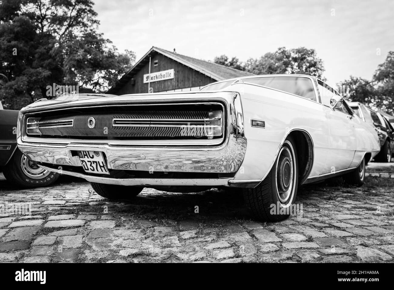 DIEDERSDORF, GERMANIA - 30 AGOSTO 2020: L'auto full-size Chrysler 300 (non-Letter Series), 1970. Bianco e nero. La mostra di 'US Car Classics' Foto Stock