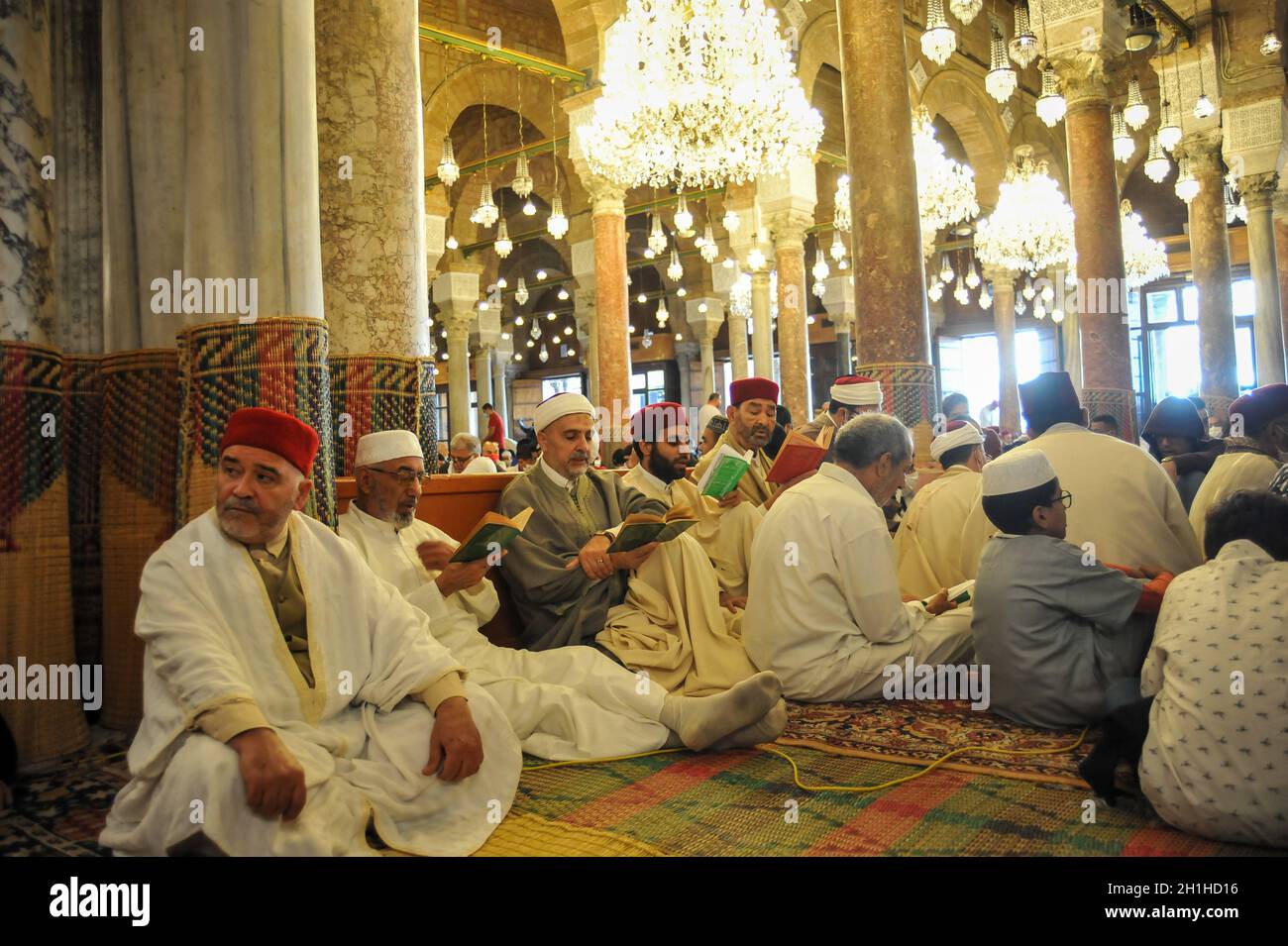 Non esclusiva: TUNISI, TUNISIA 18 OTTOBRE 2021: I musulmani partecipano ad una cerimonia religiosa che commemora la nascita dell'amato profeta Muhammed dei musulmani, sapere Foto Stock