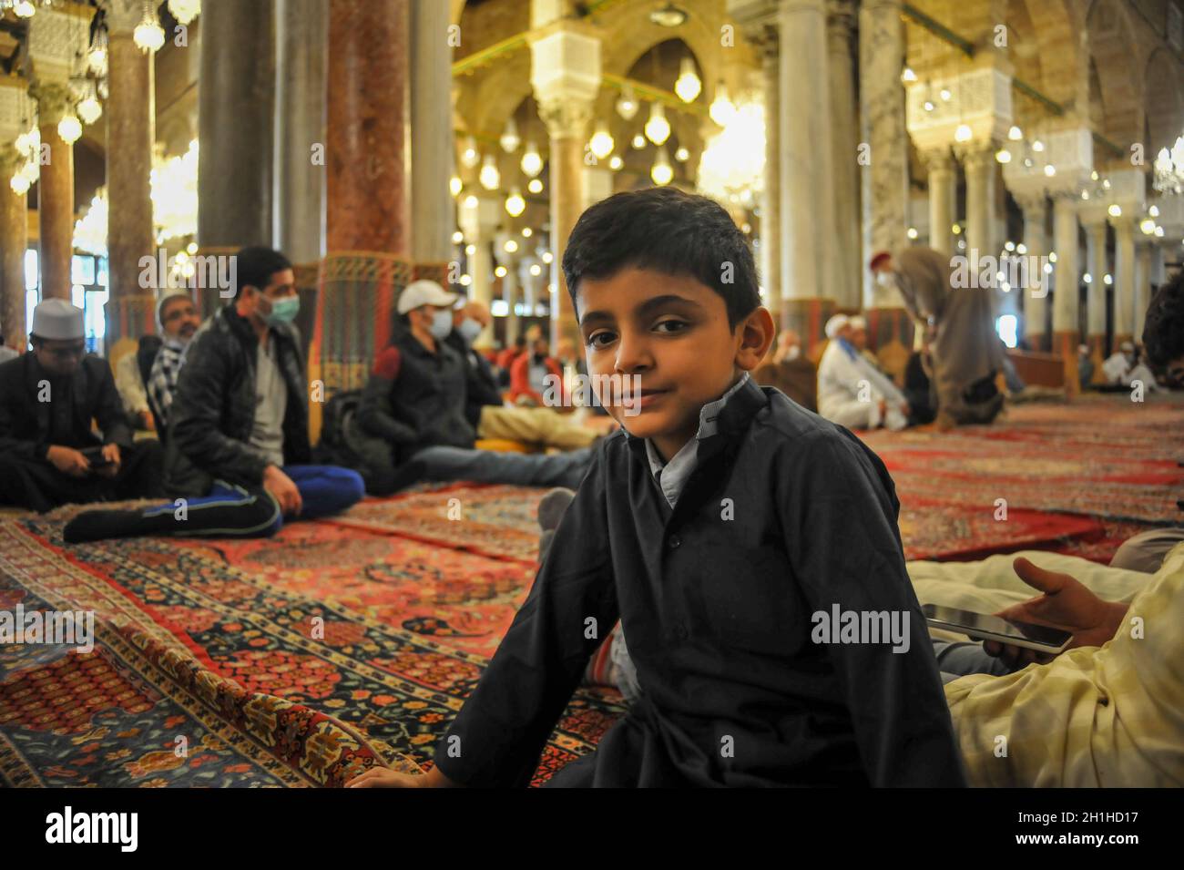 Non esclusiva: TUNISI, TUNISIA 18 OTTOBRE 2021: I musulmani partecipano ad una cerimonia religiosa che commemora la nascita dell'amato profeta Muhammed dei musulmani, sapere Foto Stock