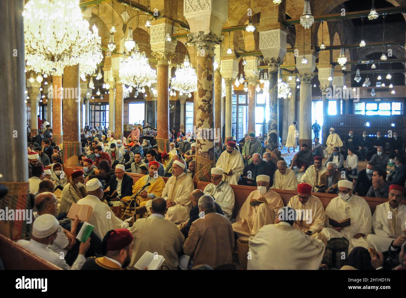 Non esclusiva: TUNISI, TUNISIA 18 OTTOBRE 2021: I musulmani partecipano ad una cerimonia religiosa che commemora la nascita dell'amato profeta Muhammed dei musulmani, sapere Foto Stock