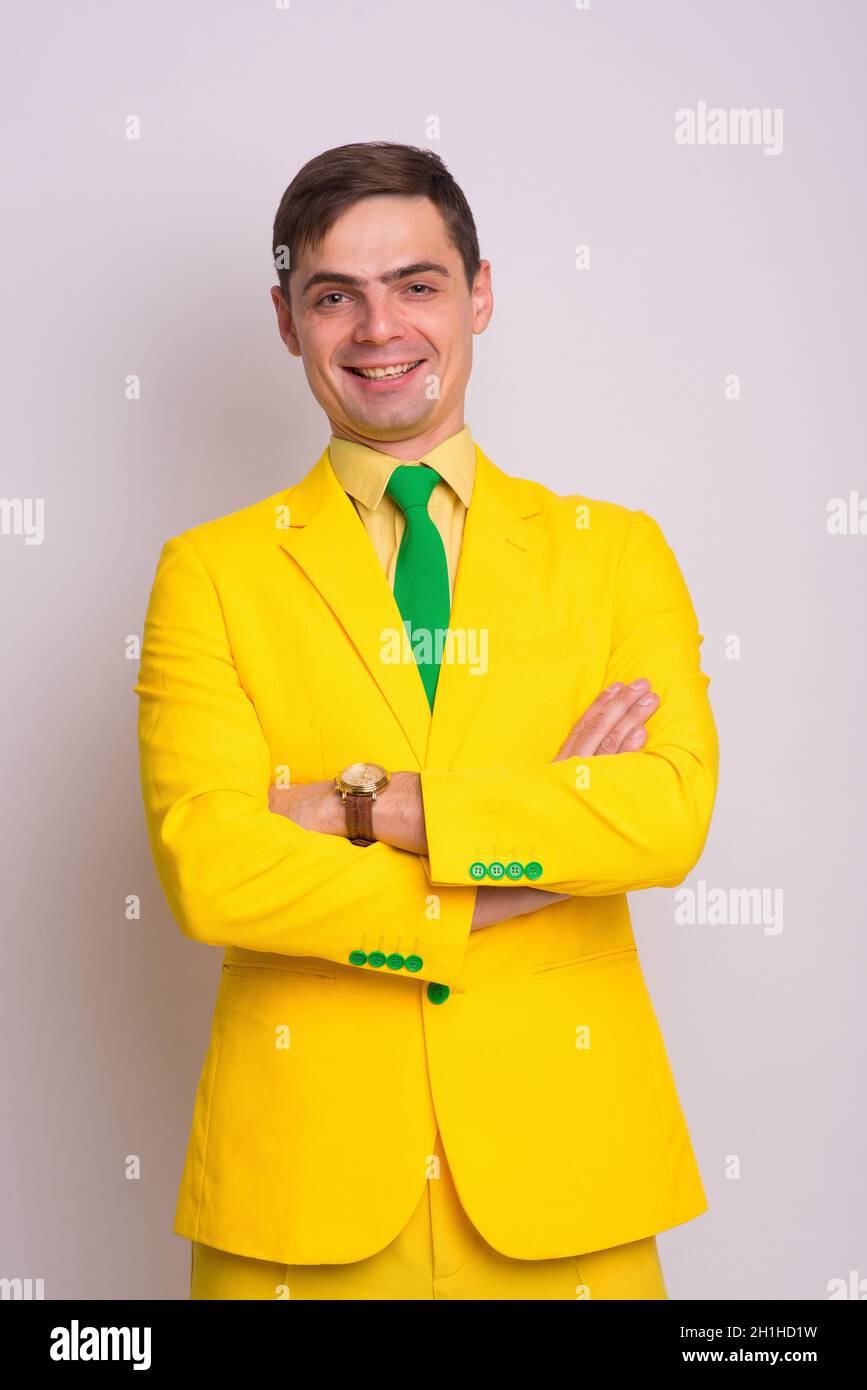 Ritratto di felice uomo d'affari fiducioso in abito giallo e cravatta,  isolato su sfondo bianco Foto stock - Alamy