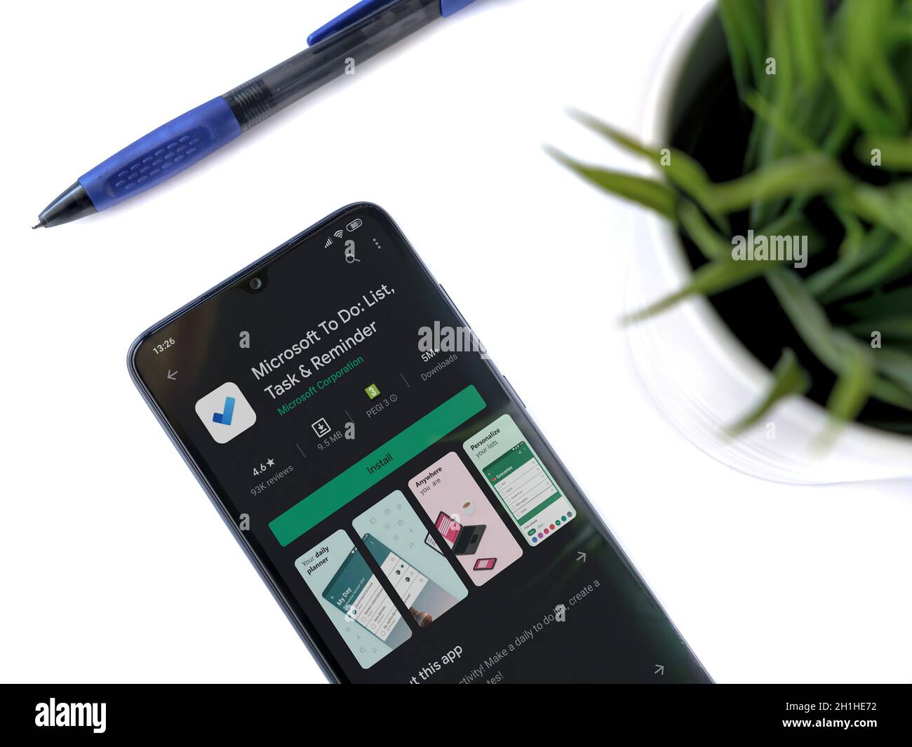 LOD, Israele - 8 luglio 2020: Moderno spazio di lavoro minimalista per l'ufficio con smartphone nero mobile con Microsoft per fare app play store page su sfondo bianco Foto Stock