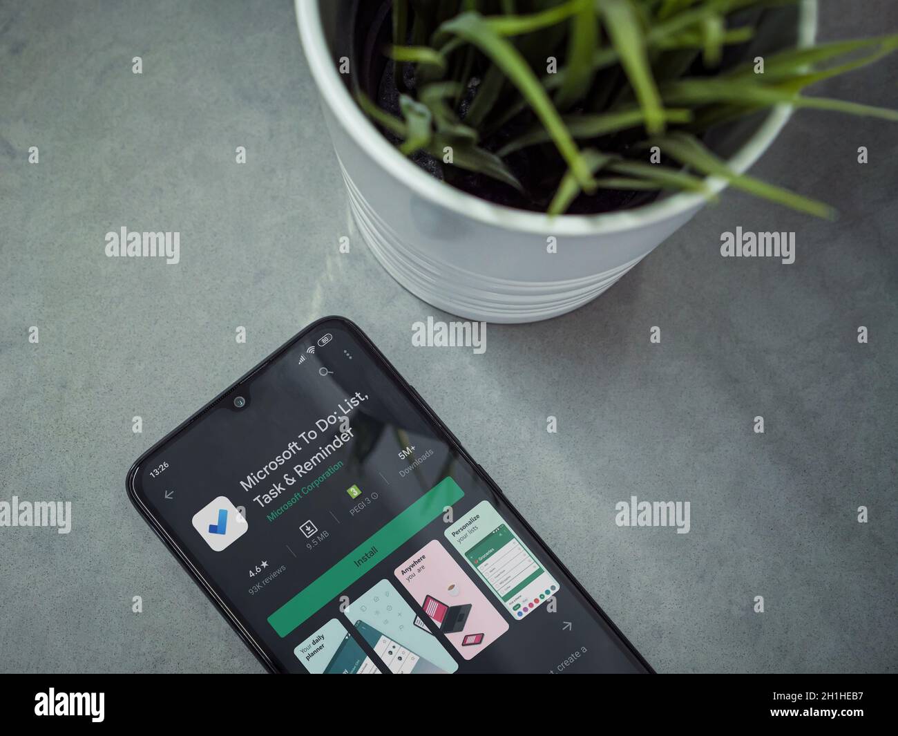 LOD, Israele - 8 luglio 2020: Moderno spazio di lavoro minimalista per ufficio con smartphone nero mobile con Microsoft to do app play store page su marmo backgro Foto Stock