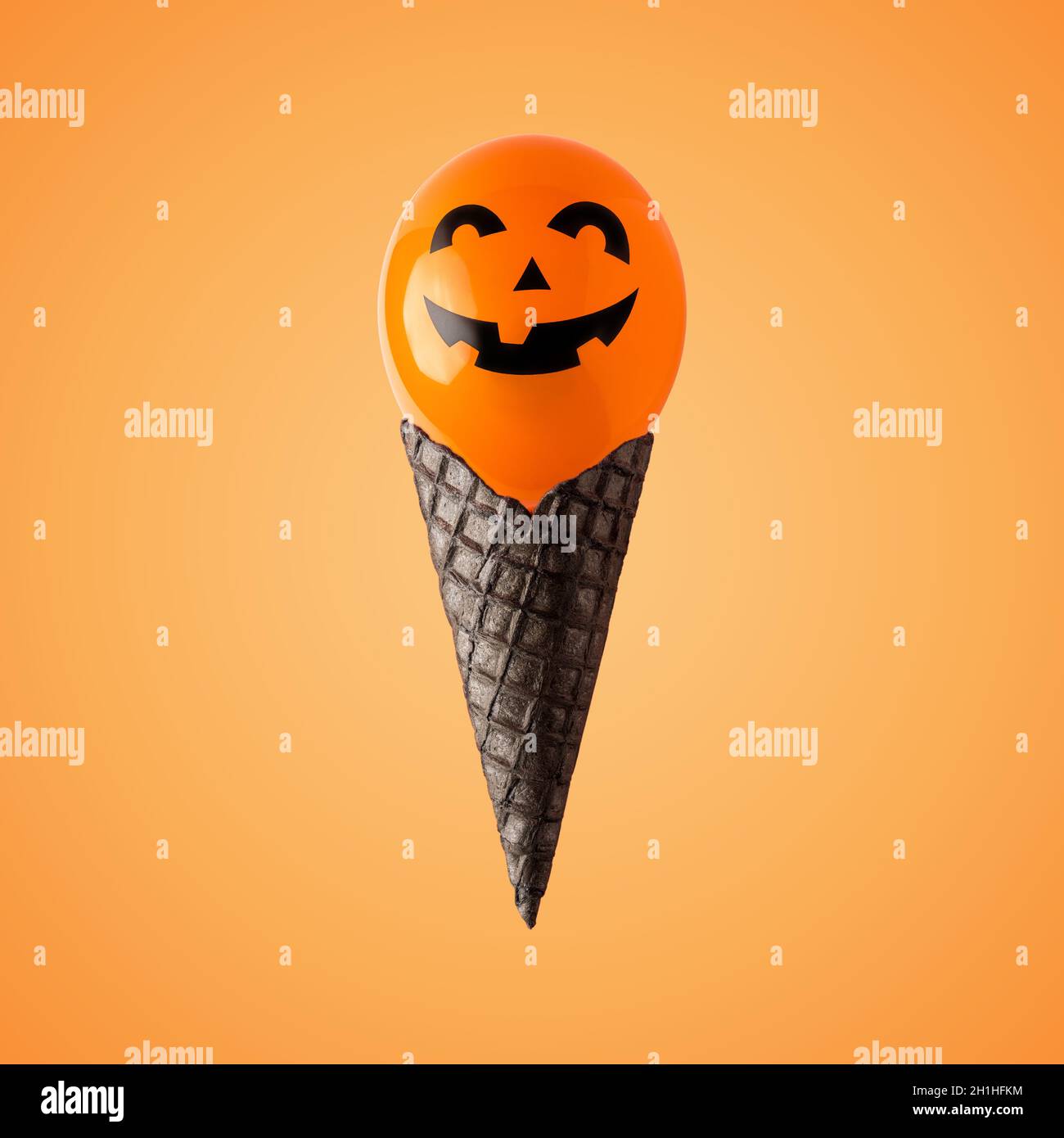 Palloncino di Halloween con cono gelato su sfondo luminoso. Minimo concetto di vacanza. Foto Stock