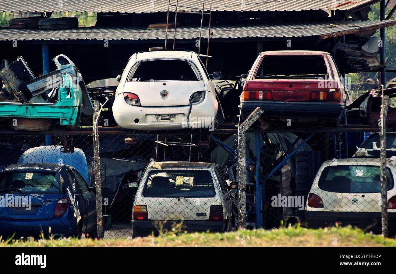 Pile di auto vecchie e naufragate in vendita. Deposito della spazzatura a São Paulo, Brasile Foto Stock